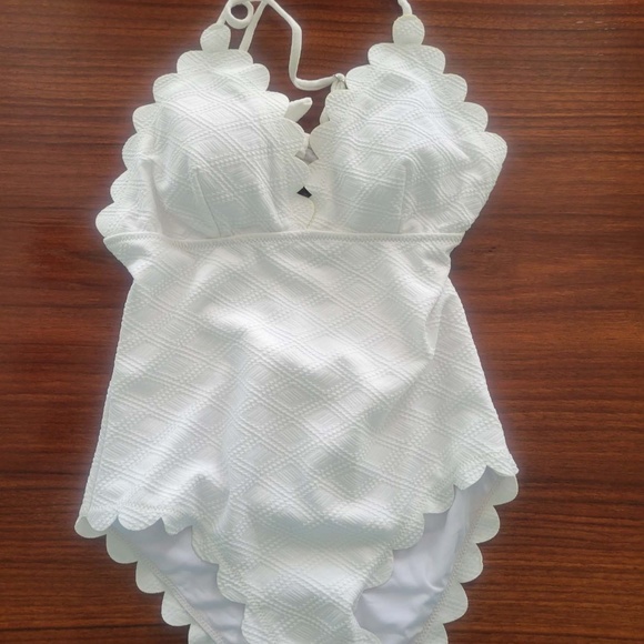 NWT CUPSHE EVE WHITE SCALLOPED ONE PIECE SWIM SUIT MEDIUM - Picture 2 of 6